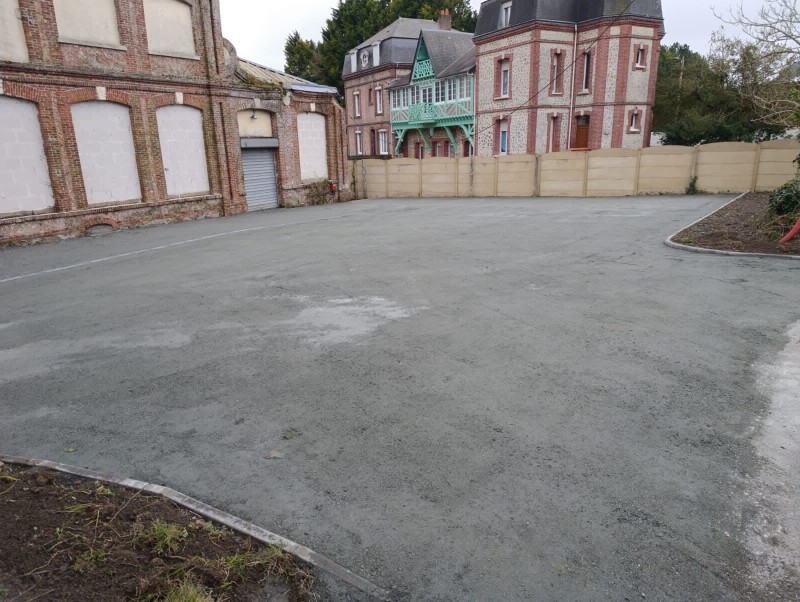 Entreprise de terrassement Dieppe : réfection d'un parking avec bordures, caniveaux et réseaux divers