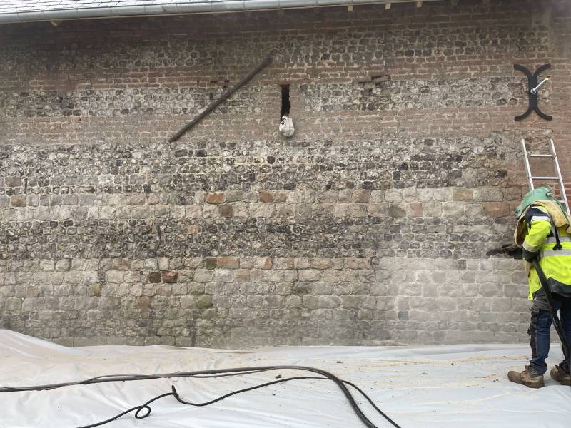 Sablage d'une façade en grés, briques et silex sur le secteur de St Valery en Caux