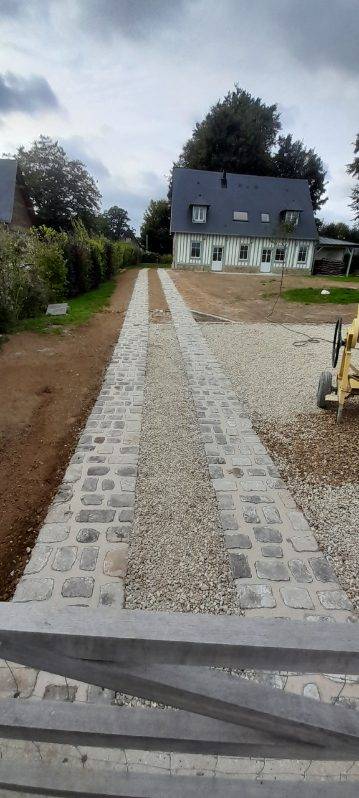 Rénovation d'un chemin d'accès par des bandes de roulement en pavé de rue secteur Luneray 76
